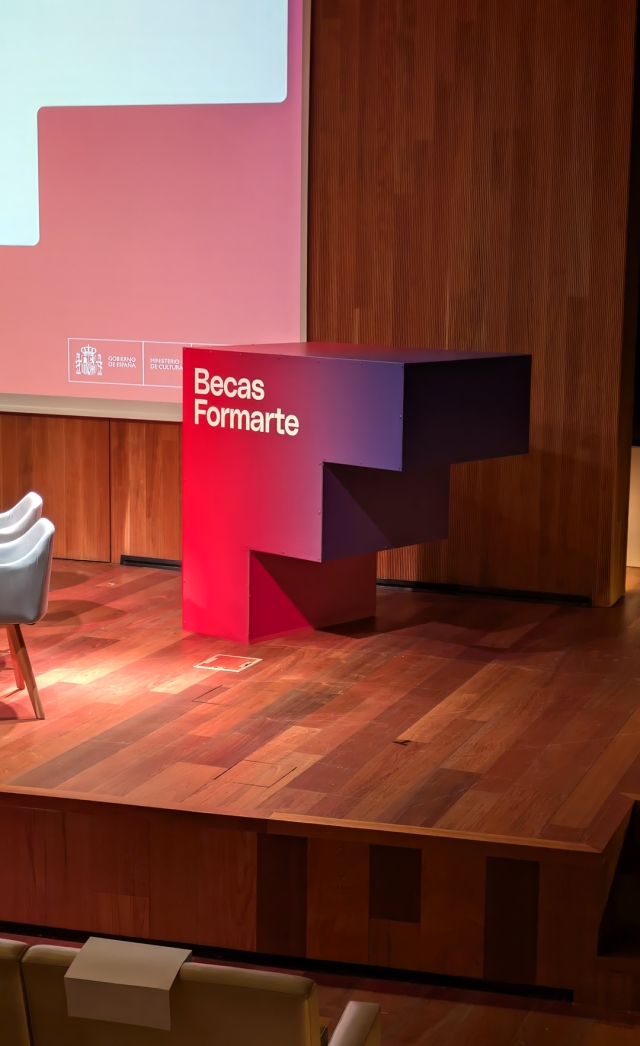 Diseño para el Ministerio de Consumo de España Becas Formarte de formación cultural. Diseño de corporeo evento y presentacion ministros