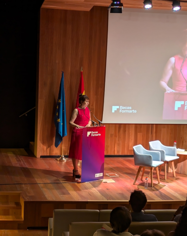 Diseño para el Ministerio de Consumo de España Becas Formarte de formación cultural. Diseño de atril y presentacion ministra